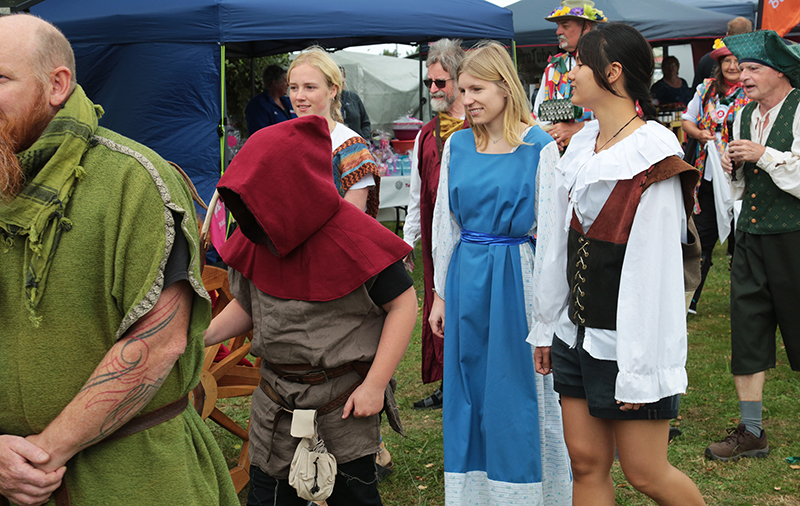 Medieval Market : Swords and Armour : Medieval Fighting : Levin : New Zealand : Richard Moore : Journalist : Photographer :